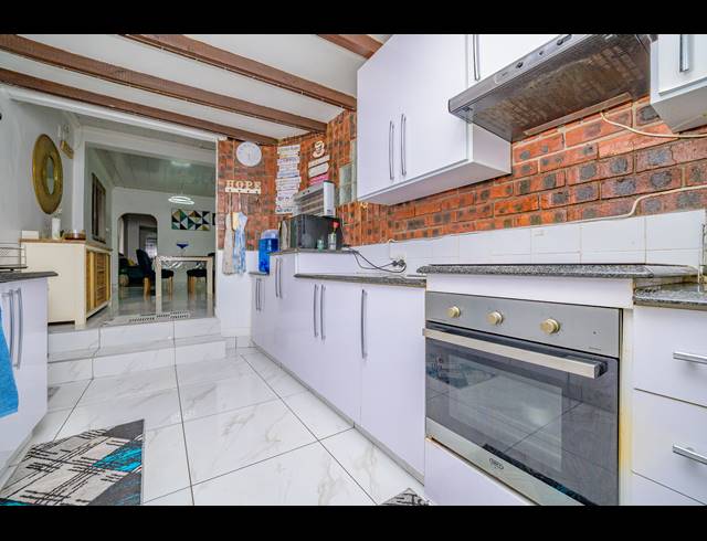 4 BEDROOM HOUSE FOR SALE IN MOUNT VERNON